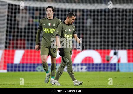 EINDHOVEN - (lr Sandro tonali di AC Milan, Ismael Bennacer di AC Milan durante la amichevole partita tra PSV e AC Milan allo stadio Phillips il 30 dicembre 2022 a Eindhoven, Paesi Bassi. ANP | Hollandse Hoogte | Bart Stoutjesdijk Foto Stock