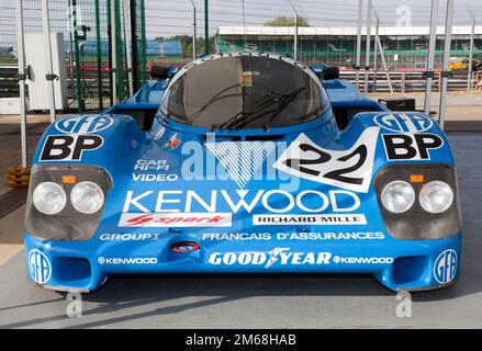 Vista frontale di una 1983, Porsche 956 a Kenwood Livery, in una speciale esposizione che festeggia i 40 anni del Gruppo C, al Silverstone Classic 2022 Foto Stock