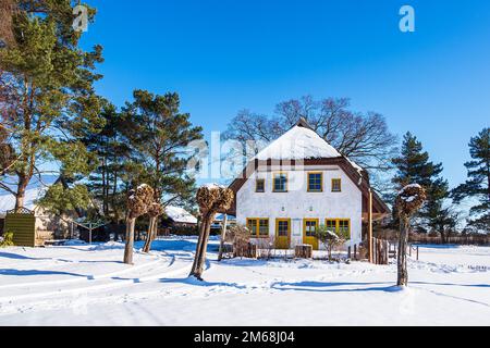 Casa sul Bodden a Wieck su Fischland-Darß in inverno. Foto Stock