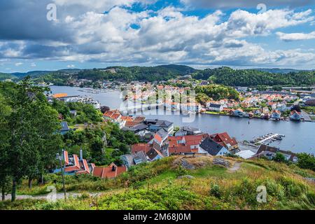 Vista della città di Mandal in Norvegia dal punto di osservazione di Uranienborg. Foto Stock