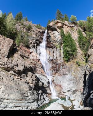 Vista dal basso dei ruscelli della cascata alpina di Lillaz (Cascate di Lillaz) scendono nel Parco Nazionale del Gran Paradiso. Aosta, Italia Foto Stock