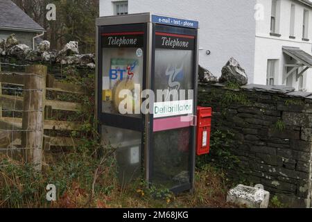 Un defibrillatore in una vecchia cassetta telefonica nel villaggio di Little Langdale Foto Stock