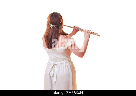 La musicista femminile suona il flauto vicino alla stella luminosa, vista dal retro, isolato su uno sfondo bianco Foto Stock