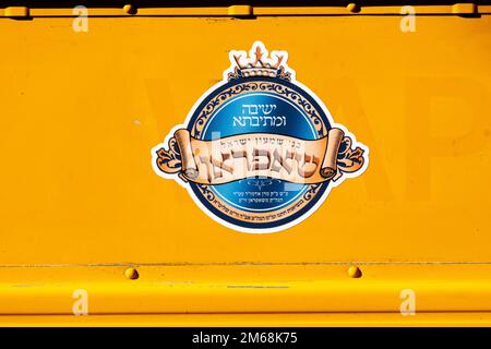 Il logo del gruppo Saphran Hasidic sul lato di un autobus scolastico yeshiva parcheggiato a Williasburg, Brooklyn, New York City. Foto Stock