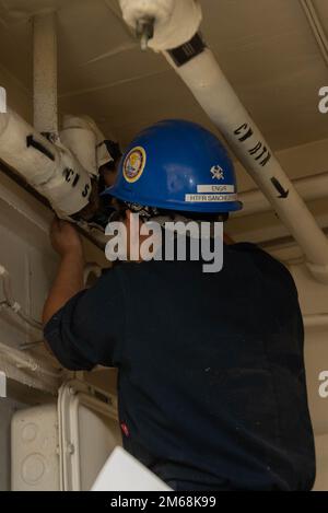 US Navy Hull Maintenance Technician 3rd Class Cynthia Sanchez Perez, da West Palm Beach, Florida, assegnato alla portaerei USS John C. Stennis (CVN 74), rimuove il tubo in ritardo a bordo della nave, a Newport News, Virginia, 19 aprile 2022. Il John C. Stennis si trova a Newport News Shipyard lavorando insieme a NNS, NAVSEA e appaltatori che conducono rifornimento e revisione complessa come parte della missione di consegnare la nave da guerra indietro nel combattimento, in tempo e nel budget, per riprendere il suo dovere di difendere gli Stati Uniti. CVN 74, RCOH, USS John C. Stennis, Foto Stock