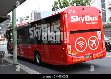 Sul retro dello Skybus rosso, che gestisce il servizio Peninsula Express, si fermò nei sobborghi interni di Melbourne prima di dirigersi all'Aeroporto Tullamarine Foto Stock