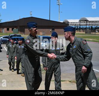 STATI UNITI Craig Wills, 19th Air Force, comandante, è salutato dal Lt. Col. Paul Anderson, 50th Flying Training Wing, comandante. La missione del 50th FTS è di creare il potere di combattimento. Foto Stock