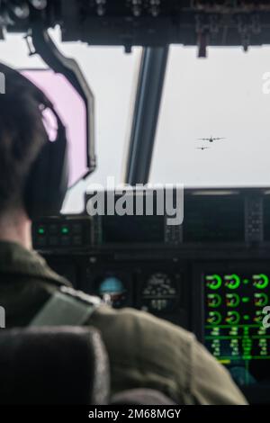 STATI UNITI William Pagliarulo, un pilota di aerei KC-130J Super Hercules con Marine Aerial Refueler Transport Squadron 152, conduce operazioni di volo con gli Stati Uniti Airmen da 36th Airlift Squadron sul Giappone, 19 aprile 2022. Marines con VMGR-152 ha condotto corsi di addestramento per la consegna aerea durante operazioni di volo congiunte con gli Stati Uniti Air Force 36th Airlift Squadron per migliorare le competenze congiunte durante il volo nella regione Indo-Pacifico. Foto Stock