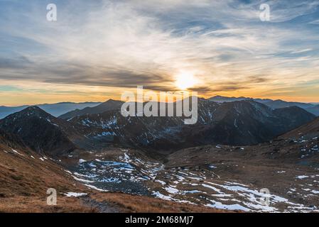 Splendida vista da Hladke sedlo in autunno Western Tatra montagne Foto Stock