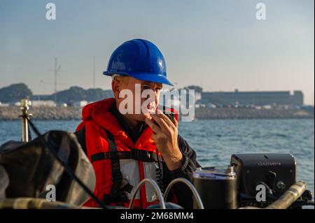 PERTH, Australia (19 aprile 2022) – il compagno di Boatswain, Seaman Kasen Reeves, assegnato alla gara sottomarina di Emory S. terra USS Frank Cable (COME 40), fa un rapporto al ponte, mentre il sottomarino HMAS Farncomb della Royal Australian Navy, classe Collins (SSG 74) Si appresta ad ormeggiare accanto al tender sottomarino Emory S. di classe terrestre USS Frank Cable (AS 40) presso la base navale di HMAS Stirling, il 19 aprile 2022. Frank Cable è attualmente in pattuglia che conduce la manutenzione e la logistica di spedizione a sostegno della sicurezza nazionale nel settore delle operazioni della flotta degli Stati Uniti 7th. Foto Stock