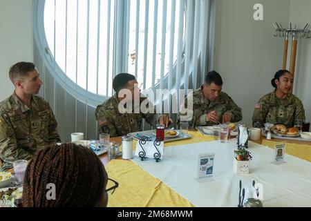 STATI UNITI Il comando dell'Esercito Europa e Africa Sgt. Major, il comando Sgt. Major. Geremiah E. Inman, ha visitato l'Accademia ufficiale non commissionata del comando dell'Esercito 7th e ha pranzato con il comando Sgt. Major. James R. Holmes III e gli studenti dell'Accademia a Grafenwoehr, Germania, 19 aprile 2022. La missione dell'Army NCO Academy 7th è quella di formare e sviluppare futuri leader che siano adattabili, disciplinati e pronti a guidare efficacemente a livello di squadra e squadra. Foto Stock