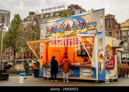 Amsterdam, Paesi Bassi. Novembre 2022. Una tipica pasticceria olandese. Foto di alta qualità Foto Stock