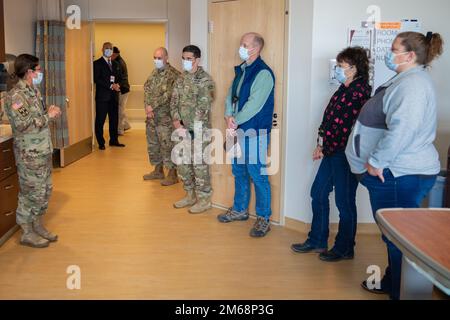 Gli educatori del Kansas e del Missouri visitano l'Irwin Army Community Hospital a Fort Riley il 19 aprile 2022. Gli educatori hanno appreso cosa offre la struttura e le capacità di formazione dell'ospedale. Foto Stock