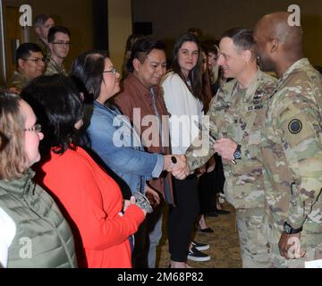 Il sindaco America Lunsford, terzo da sinistra, è presentato con la chiave per la comunità abitativa del Town Center dal colonnello Phillip Lamb, al centro, comandante della base congiunta Lewis-McChord, e dal Gen. Xavier Brunson, comandante del i Corps, all'American Lake Conference Center il 19 aprile. Foto Stock