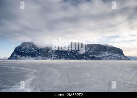 L'isola di Storoen visto dall'isola di Uummannaq nella Groenlandia occidentale Foto Stock