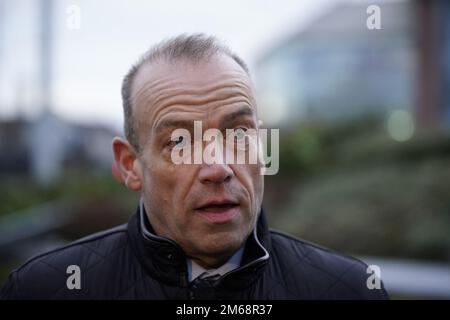 Foto del file datata 07/12/22 del Segretario dell'Irlanda del Nord Chris Heaton-Harris parla ai media dopo aver incontrato i familiari delle vittime del bombardamento Omagh, a Omagh, nella contea di Tyrone. L'onorevole Heaton-Harris è stato invitato a "prendere la decisione giusta” e a chiedere un'indagine pubblica sulla bomba Omagh del 1998. Michael Gallagher, il cui figlio Aiden è stato tra quelli uccisi nel reale attacco di bomba IRA, ha detto che sono state instancabilmente campagna per quasi 25 anni per le risposte. Ora, nel suo 70s, ha detto che lui e le altre famiglie di coloro che sono stati uccisi vorrebbero che le loro domande rispondessero per poter recuperare la loro vita Foto Stock