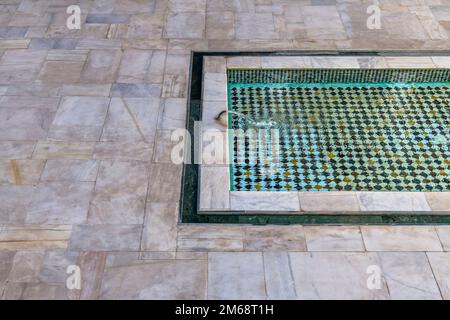 Ben Youssef Madrasa, situato a Marrakech, era un college islamico. Le pareti e il pavimento sono ricoperti da colorate piastrelle Zellij in motivi islamici. Foto Stock