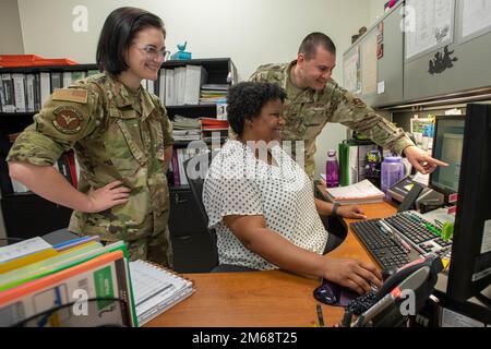 Maxanne Groven, Center, 59th responsabile della diagnostica medica e della termapeutica Squadron Core-Chemistry, E Tech Sgt. Jamie Gutierrez, a destra, 59th MDTS Chemistry Lab incommissioned officer in carica, mentors Airman 1st Class Morgan Smith, a sinistra, 59th MDTS Lab Technician Apprendista, presso Wilford Hall Ambulatory Surgical Center, Joint base San Antonio-Lackland, Texas, 19 aprile 2022. Groven è un super utente di MHS-GENESIS e, secondo il suo supervisore, non esita ad aiutare gli altri a navigare nel nuovo sistema, assistere i pazienti o sostenere gli apprendisti di laboratorio medico. Foto Stock