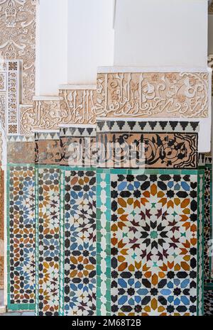 Ben Youssef Madrasa, situato a Marrakech, era un college islamico. Le pareti e il pavimento sono ricoperti da colorate piastrelle Zellij in motivi islamici. Foto Stock