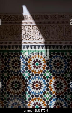 Ben Youssef Madrasa, situato a Marrakech, era un college islamico. Le pareti e il pavimento sono ricoperti da colorate piastrelle Zellij in motivi islamici. Foto Stock