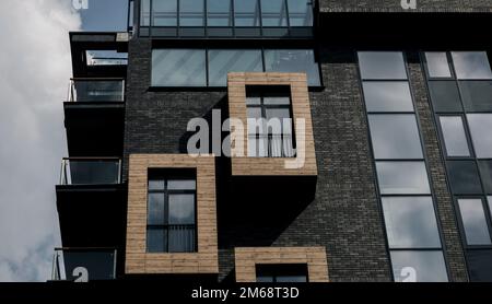 Edificio moderno e nuovo. Frammento di moderno appartamento residenziale Foto Stock