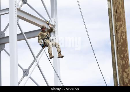 Un Beret Verde con 10th gruppi di forze speciali (Airborne) rapelli da una torre a Fort Carson, Colorado, 19 aprile 2022. Forze speciali gli operatori utilizzano il rappelling per inserirsi in aree da posizioni elevate quando la missione richiede tempo o sorpresa. Foto Stock