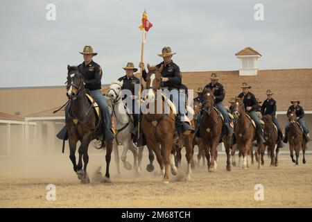 Elements of Horse Detachment, Regimental Headquarters and Headquarters Troop, 11th Armored Cavalry Regiment, corsa in una formazione attraverso il Fort Concho Parade Ground, Fort Concho, San Angelo, Texas, il 19 aprile, 2022. La guida di formazione è eseguita per scaldare e mantenere la disciplina. Foto Stock