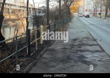 Berlino, Germania. 03rd Jan, 2023. Un marciapiede annerito di fuliggine è visto in Kreuzberg. Un uomo senza casa è morto in un fuoco lì presto questa mattina. Credit: Paul Zinken/dpa/Alamy Live News Foto Stock