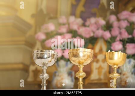 Calice e ambulanza sull'altare, momento della Santa Messa - Consacrazione del pane e del vino nel corpo e nel sangue di Gesù - Ostia Sacra, obj liturgico Foto Stock