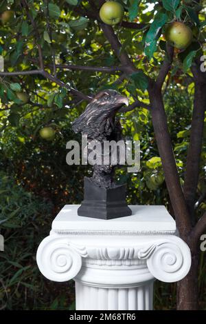 Figura di bronzo di un uccello aquila all'aperto in un giorno d'estate. Foto Stock