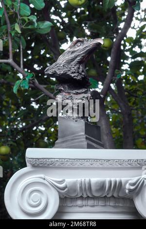 Figura di bronzo di un uccello aquila all'aperto in un giorno d'estate. Foto Stock