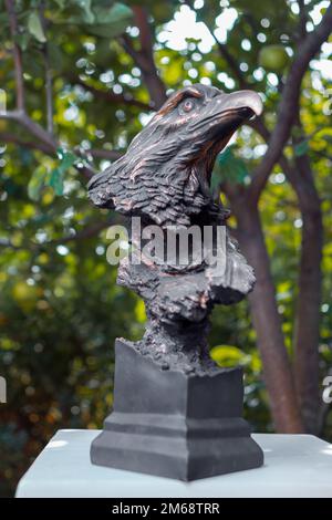 Figura di bronzo di un uccello aquila all'aperto in un giorno d'estate. Foto Stock