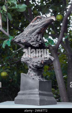 Figura di bronzo di un uccello aquila all'aperto in un giorno d'estate. Foto Stock