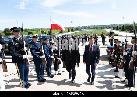 Il Segretario della Difesa Lloyd J. Austin III ospita il Ministro della Difesa polacco Mariusz Błaszczak per i colloqui al Pentagono, Washington, D.C., 20 aprile 2022. (Foto DOD di Lisa Ferdinando) Foto Stock