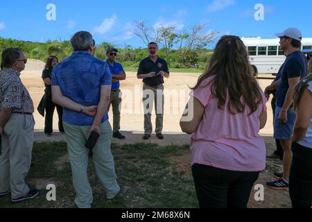 Donald Baldwin, il capo dello staff della base del corpo Marino (MCB) Camp Blaz, parla ai membri del Comitato delle forze armate della Camera di Commercio di Guam durante una visita alla base del corpo Marino (MCB) Camp Blaz, Guam, 20 aprile 2022. La visita a MCB Camp Blaz includeva un tour delle strutture e dei siti di costruzione di MCB Camp Blaz. Le visite a MCB Camp Blaz consentono alla comunità locale e ai partner strategici di impegnarsi con la base rafforzando e potenziando la loro partnership. Foto Stock