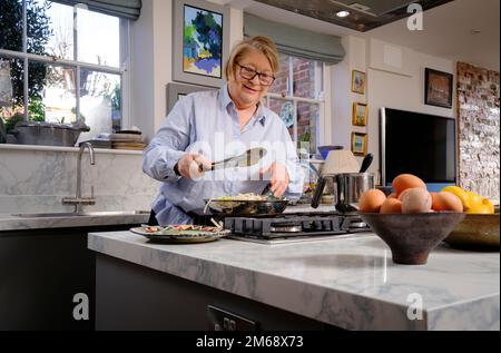 Solo uso editoriale - lo chef e presentatore televisivo Rosemary Shrager a casa sua in East Sussex, UK Picture by Jim Holden Foto Stock