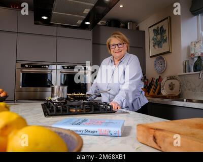 Solo uso editoriale - lo chef e presentatore televisivo Rosemary Shrager a casa sua in East Sussex, UK Picture by Jim Holden Foto Stock