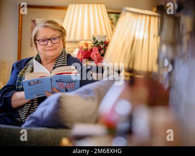 Solo uso editoriale - lo chef e presentatore televisivo Rosemary Shrager a casa sua in East Sussex, UK Picture by Jim Holden Foto Stock