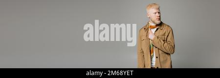 uomo albino bearded in camicia elegante giacca e sciarpa di seta posa isolato su grigio, banner, immagine stock Foto Stock