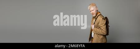 uomo albino bearded in camicia elegante giacca posa con zaino isolato su grigio, banner, immagine stock Foto Stock