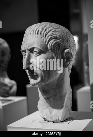 Scala di grigi verticale di una statua romana nel Museo Germanico Romano di Colonia Foto Stock