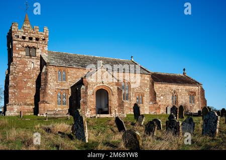La facciata meridionale della chiesa di St Cuthbert, Edenhall, Langwathby, Cumbria, Regno Unito Foto Stock