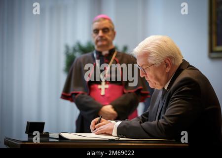 Berlino, Germania. 03rd Jan, 2023. Il presidente tedesco Frank-Walter Steinmeier (r) firma il libro delle condoglianze alla Nunziatura Apostolica di Berlino sulla morte di Papa emerito Benedetto XVI. Sulla sinistra si trova Mons. Nikola Eterovic, Nunzio Apostolico in Germania. Credit: Gordon Welters/KNA pool/dpa/Alamy Live News Foto Stock