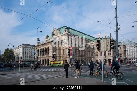 Vista del turista e dei tram nel centro della città principale innere stadt, circondato da antichi edifici storici catturati a Vienna, Austria. Foto Stock