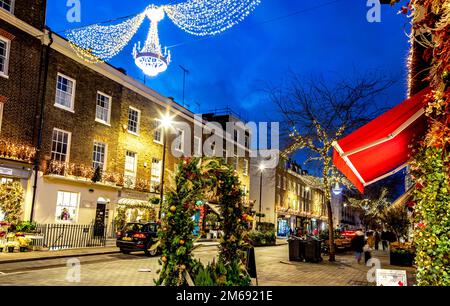 Decorazioni natalizie a Elizabeth Street Chelsea Londra UK Foto Stock