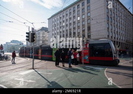 Vista dei tram nel centro della città principale, innere stadt, circondato da antichi edifici storici catturati a Vienna, Austria. Foto Stock