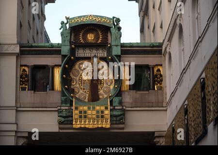 Veduta dell'Orologio Anker (Ankeruhr) creato da Franz von Matsch in cui dodici figure storiche o coppie di figure si muovono attraverso il ponte. Foto Stock