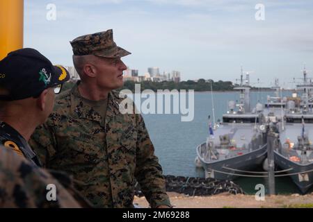 STATI UNITI Turner, il comandante generale della 1st Marine Division (MARDIV), e il comandante della Royal Australian Navy Capt. Moses Raudino, il comandante della nave australiana Coonawarra di sua Maestà, osservano le capacità della Royal Australian Navy, durante un tour a Darwin, NT, Australia, 21 aprile 2022. Il generale comandante della MARDIV del 1st ha visitato Marines e marinai con Marine Rotational Force-Darwin (MRF-D) e membri della forza di difesa australiana a Darwin per acquisire informazioni sulle operazioni e l'interoperabilità correnti della MRF-D 22. Foto Stock