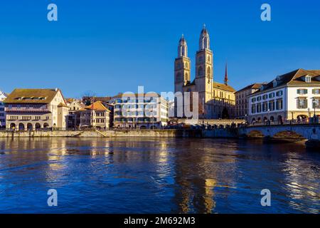 Splendida vista panoramica della chiesa di Grossmünster vista dal fiume Limmat. La chiesa di Grossmünster è una chiesa protestante in stile romanico a Zürich, CAN Foto Stock