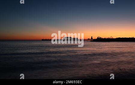 Vista del molo di Clacton on Sea, Essex al tramonto. Foto Stock